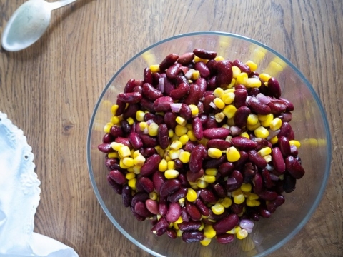 Salata sa crvenim pasuljem i kukuruzom